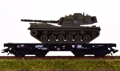 Märklin 48796 – Schwerlast-Flachwagen Rlmmps 650 der DB, mit Kampfpanzer M 48 