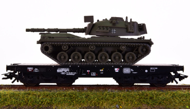 Märklin 48799 – Schwerlast-Flachwagen Rlmmps 650 der DB, mit Kampfpanzer M 48 