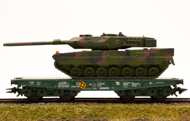 Märklin 48871 – Schwerlast-Flachwagen Rlmmps 650 der DB, mit Kampfpanzer Leopard 2A6 
