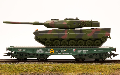 Märklin 48870 – Schwerlast-Flachwagen Rlmmps 650 der DB, mit Kampfpanzer Leopard 2A6 