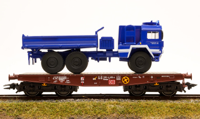 Märklin 48836 – Schwerlast-Flachwagen Rlmmps 650 der DB, mit MAN 3-Achser THW Kipper 