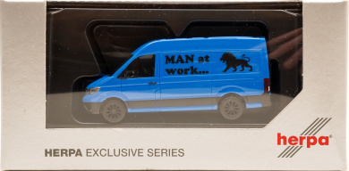 Herpa 918916 (1:87) – MAN eTGE Kasten Hochdach, blau eXtra 