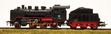 Märklin 3003 – Schlepptender-Dampflok BR 24 Steppenpferd der DB, digital (MM/DCC) & Sound 