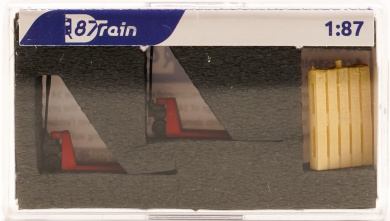 87Train 221026 (1:87) – 2 rote Gabelhubwagen und 2 Paletten 