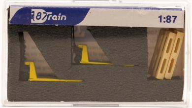 87Train 221025 (1:87) – 2 gelbe Gabelhubwagen und 2 Paletten 