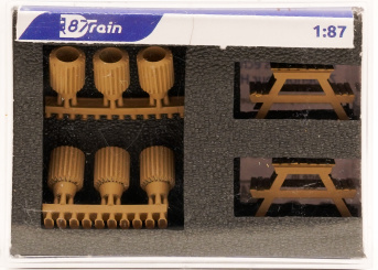 87Train 221024 (1:87) – 6 Abfalleimer aus Holz und 2 Picknick Tische 