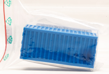 trains4you 200112-t4y (1:87) – 20 Fuß Container beschädigt, blau 