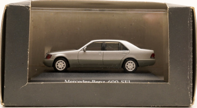 Herpa B66005604 (1:87) – Mercedes-Benz 600SEL (W140) brillantsilbermet. (mit Schiebedach) (Mercedes-Werbemodell) 