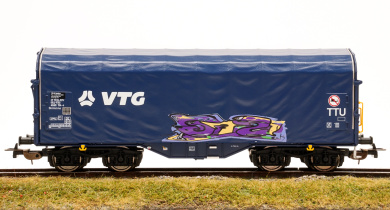 Piko 58965 (AC) – Schiebeplanenwagen Shimmns der VTG, mit Graffiti 