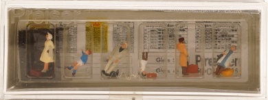 Preiser 79145 (N) – Reisende vor Fahrplantafel 