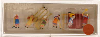 Preiser 79051 (N) – Hausfrauen beim Putzen mit Teppichstange  