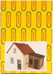 Addie Modell AD 20104 (H0) – Bausatz Siedlungshaus mit Nebengebäude 