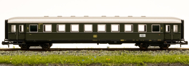 Piko 40624 (N) – 2. Klasse Eilzug-Schürzenwagen B4ylwe-43/50 der DB     