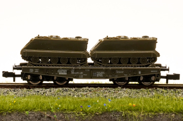 Roco 25996 (N) – Schwerlastwagen Militärgut, beladen mit 2 Panzern M113 