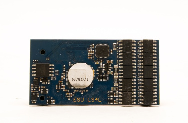 ESU 54399 – LokSound L V4.0 ist ein Quadprotokoll-Decoder und beherrscht die vier Datenformate DCC/MM/SX/M4 