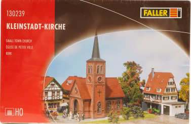 Faller 130239 – Bausatz Kleinstadt-Kirche, patiniertes Modell 