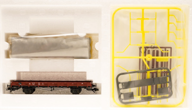 Märklin 46365 – Rungenwagen R 02 der DB, mit Strohladung & Lademaß 