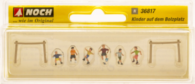 Noch 36817 (N) – Kinder auf dem Bolzplatz, 6 Figuren + Zubehör 