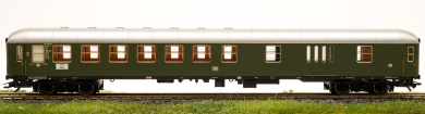 Trix 23404 – 2. Klasse Halbgepäckwagen BD4üm der DB 