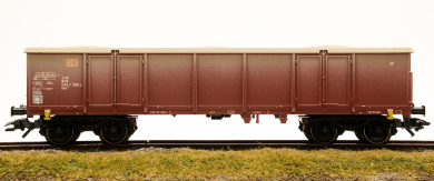 Märklin 00753-01 – Offener Güterwagen Eaos 106 der DB AG, mit Ladeguteinsatz Bausand 