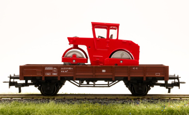 Märklin 44241 – Niederbordwagen klm der DB,  mit Straßenwalze (Wiking-Modell) beladen 