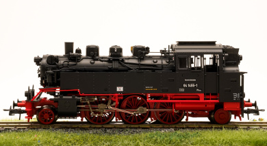 Roco 7120009 (AC) – Tender-Dampflok BR 64 -Bubikopf- der (D)DR, digital (MM/DCC)  
