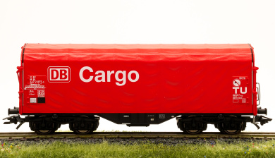 Piko 54390 (AC) – Schiebeplanenwagen Shimmns-tu der DB Cargo 