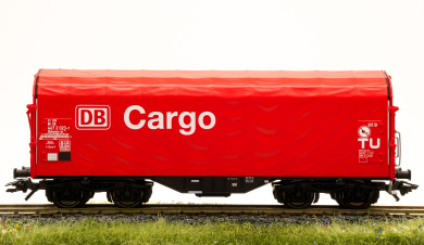 Piko 58031 (AC) – Schiebeplanenwagen Shimmns-tu der DB Cargo 