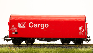 Piko 54390 (AC) – Schiebeplanenwagen Shimmns-tu der DB Cargo 