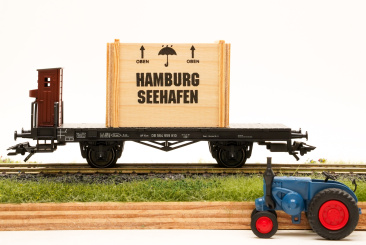 Märklin 46843 – Flachwagen H10 der DB mit Überseekiste und Lanz-Traktor 