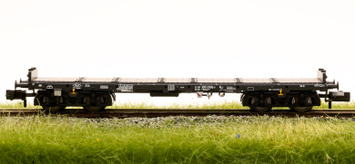 Fleischmann 826707K (N) – Flachwagen mit Rungen Rmms 663 der DB 