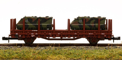 Roco 902 (N) – Rungenwagen Kbs 442 der DB, beladen mit 2 Spähpanzern 