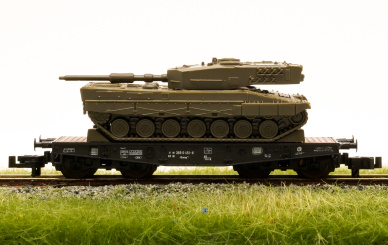 Roco 25161 (N) – Schwerlastwagen  Rlmmps der DB, beladen mit Leopard II Panzer 