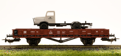 Piko 95478 – Rungenwagen Roos63, beladen mit LKW 