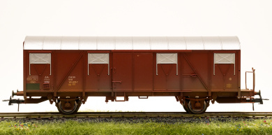 Roco 47717 (AC) – Gedeckter Güterwagen mit Bremserbühne Gos der (D)DR, gealtert 
