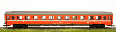 Roco 44655 – 2. Klasse Eurofima Reisezugwagen Bmoz der ÖBB, mit Fahrgästen 
