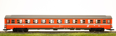 Roco 44664 – 2. Klasse Eurofima Reisezugwagen Bmz der ÖBB, mit Fahrgästen 