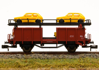 Fleischmann 8827 K (N) – Autotransportwagen der DB, mit 4 Post-PKW beladen 