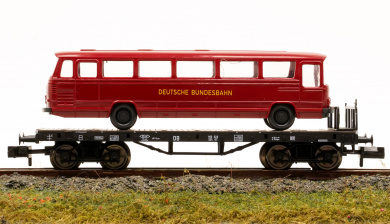 Fleischmann 838726 K (N) – Rungenwagen Ssk 07 der DB mit Bus MB O303 