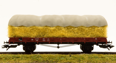 Märklin 46365 – Rungenwagen R 02 der DB, mit Strohladung + Lademaß 