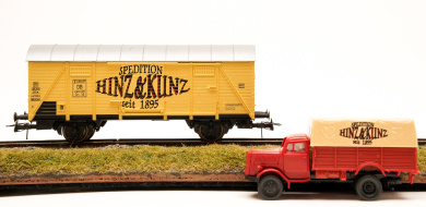 Roco 46065 – Gedeckter Güterwagen Om 39 – Spedition Hinz&Kunz- der DB, mit LKW 