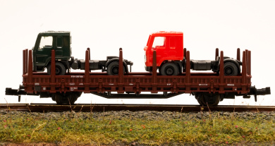 Roco 1906 (N) – Rungenwagen der DB, bel. mit zwei Volvo FL-Sattelzugmaschinen 