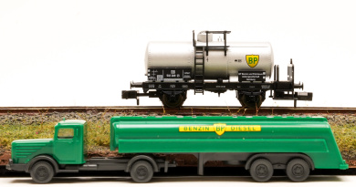 Fleischmann 80 8420 K (N) – Kesselwagen 192 hl / Lkw -BP- Set  der DB 
