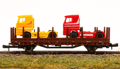 Roco 1950 (N) – Rungenwagen Kbs 442 der DB, bel. mit zwei Scania Sattelzugmaschinen 