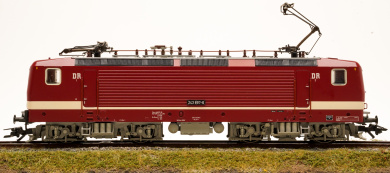 Märklin 3443 – Elektrolok BR 143 der (D)DR, digital (MM/DCC/Sx) 