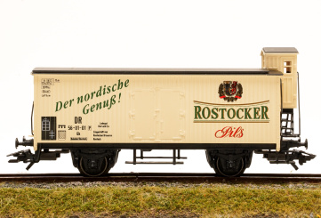 Märklin 46090 – Gedecktergüterwagen mit hochstehendem Bremserhaus ROSTOCHER Pils der (D)DR 