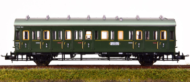 Trix 3758 –  2./ 3.Klasse Abteilwagen BC21 der DRG 