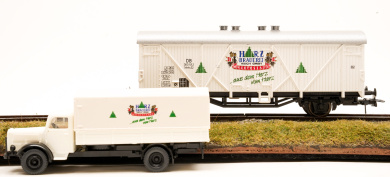 Roco 44102 – Bierwagen Tnfhs 32 -Harz Brauerei- der DB, mit Mercedes-Benz LKW 