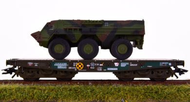 Märklin 48794 – Schwerlast-Flachwagen Rlmmps der Bundeswehr, mit Tpz1 Fuchs 