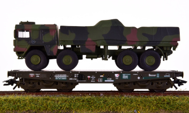 Märklin 48797 – Schwerlast-Flachwagen Rlmmps der Bundeswehr, mit MAN LKW 10t GL 